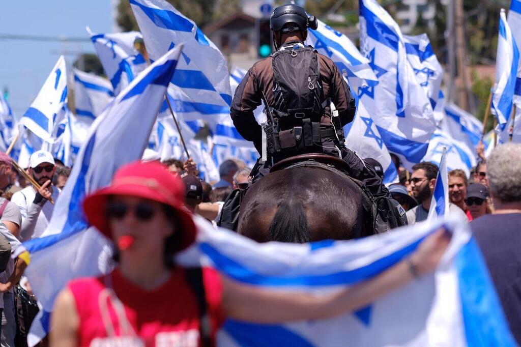 פרש משטרה בין מפגינים ב יום השיבוש 11.7.2023