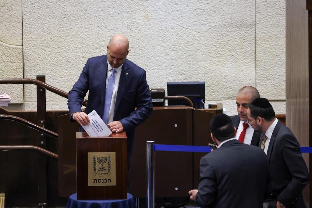 יו"ר הכנסת אמיר אוחנה מצביע בבחירות למינוי נציג הקואליציה בוועדה לבחירת שופטים