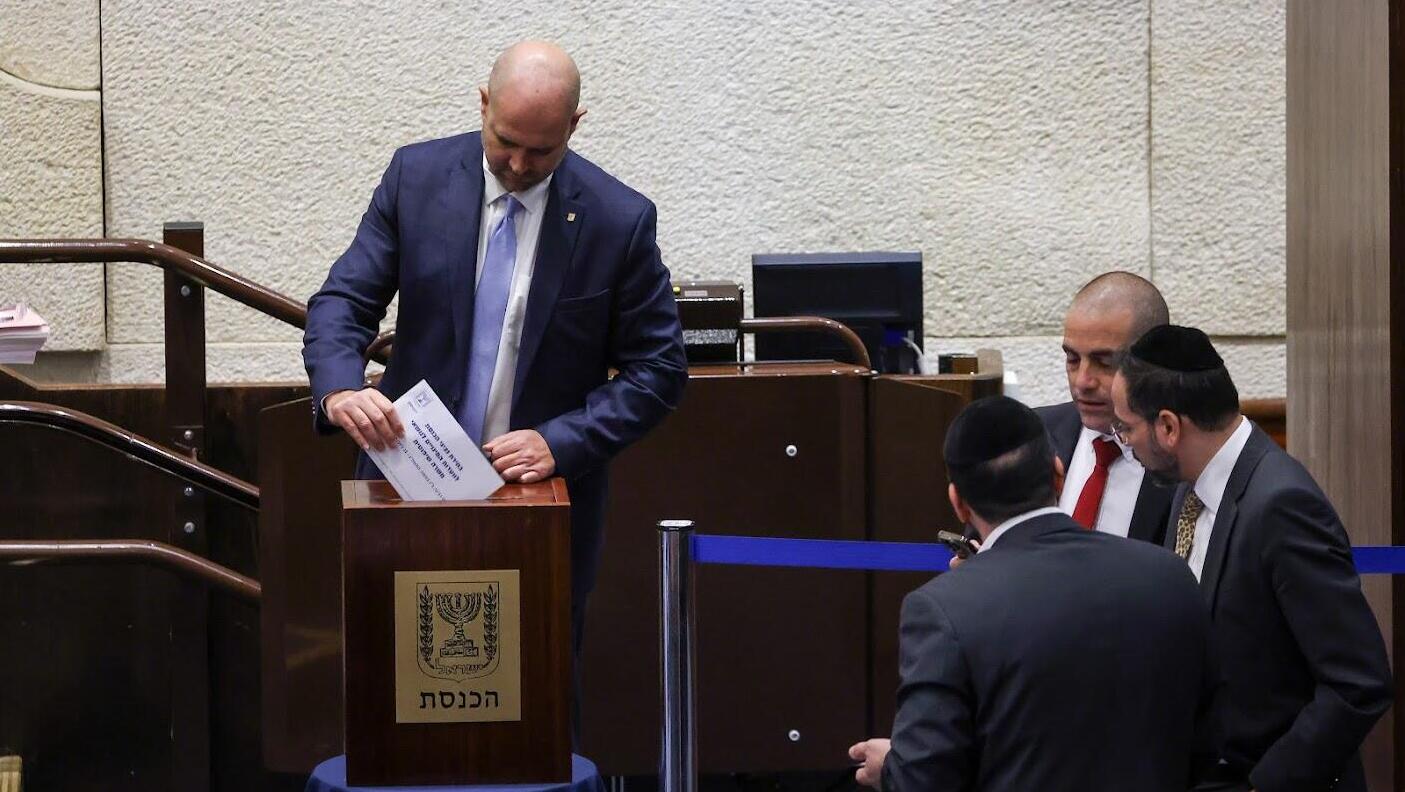 יו"ר הכנסת אמיר אוחנה מצביע בבחירות למינוי נציג הקואליציה בוועדה לבחירת שופטים
