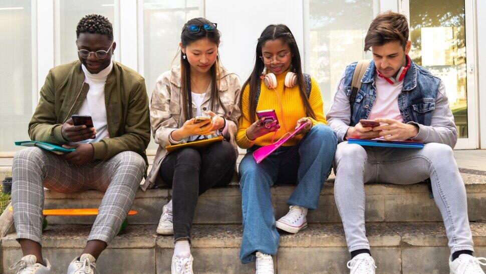 צעירים דור Z טלפונים ניידים רשת חברתית