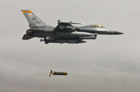 מטוס F16 מטיל פצצת CBU97, צילום: USAF