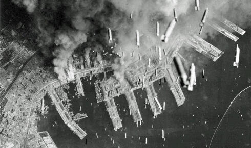 מצררי תבערה מוטלים על יפן במלחמת העולם השנייה, צילום: USAF