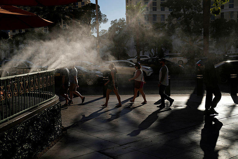 אנשים מתרעננים ב לאס וגאס גל חום יולי 2023 משבר האקלים