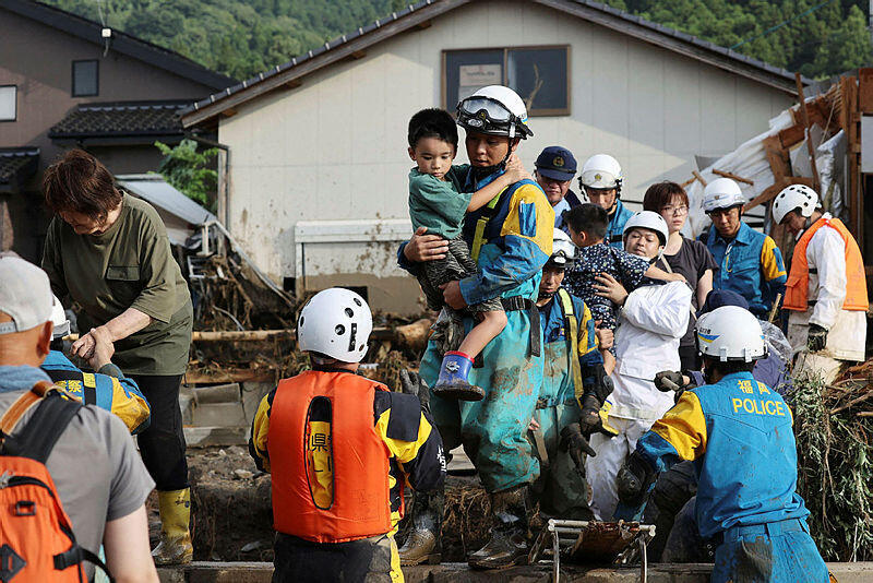 פינוי ילדים בעקבות שטפונות ב קורומה יפן יולי 2023 משבר האקלים