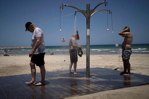 מתרעננים בתל אביב, השבוע, צילום: AP Photo/Maya Alleruzzo