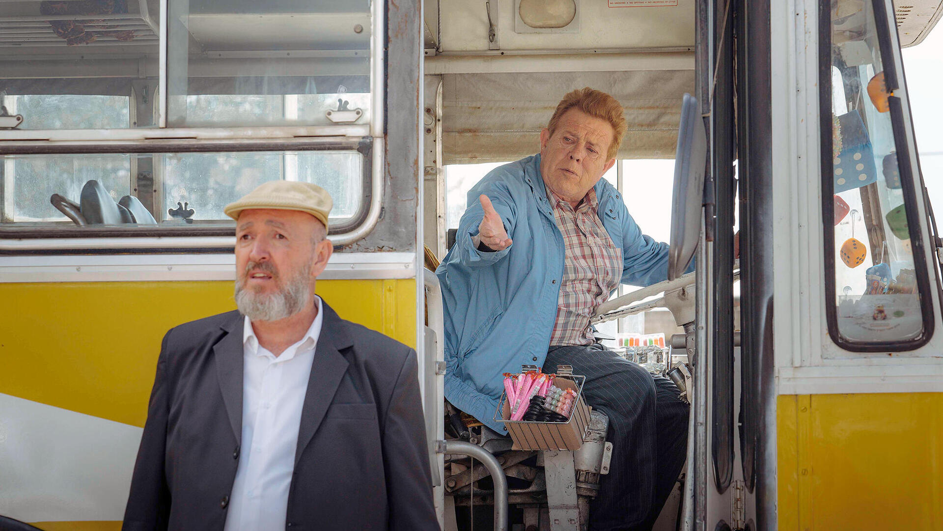 השחקנים צחי נוי ו שלום אסייג בסרט ההילולה פנאי