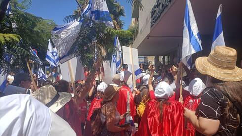 מפגינים מול הרבנות הראשית בתל אביב, גל סער