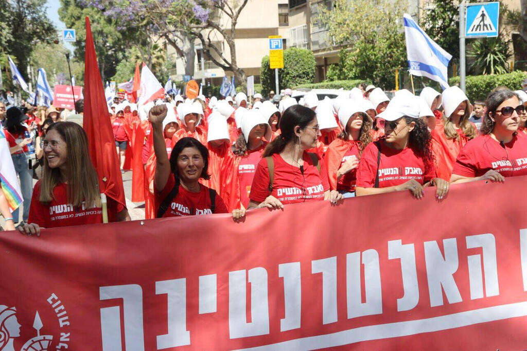צעדת בונות אלטרנטיבה מול הרבנות הראשית בתל אביב מפגינות נגד המהפכה המשפטית
