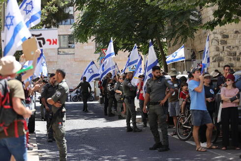 שוטרים מול מפגינים בכניסה לרבנות בירושלים, צילום: אלכס קולומויסקי