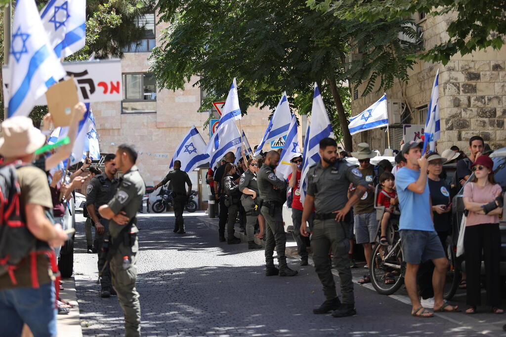 שוטרים מול מפגינים בכניסה לרבנות בירושלים