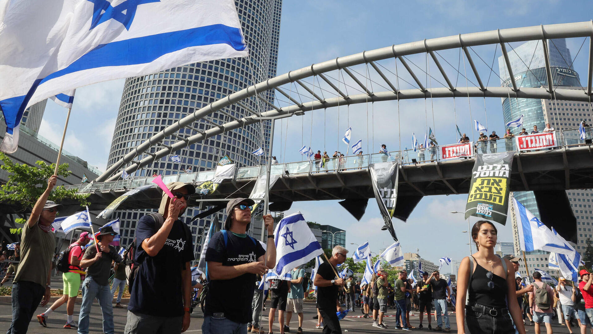 הפגנה נגד המהפכה המשפטית מפגינים מול בסיס הקריה בתל אביב