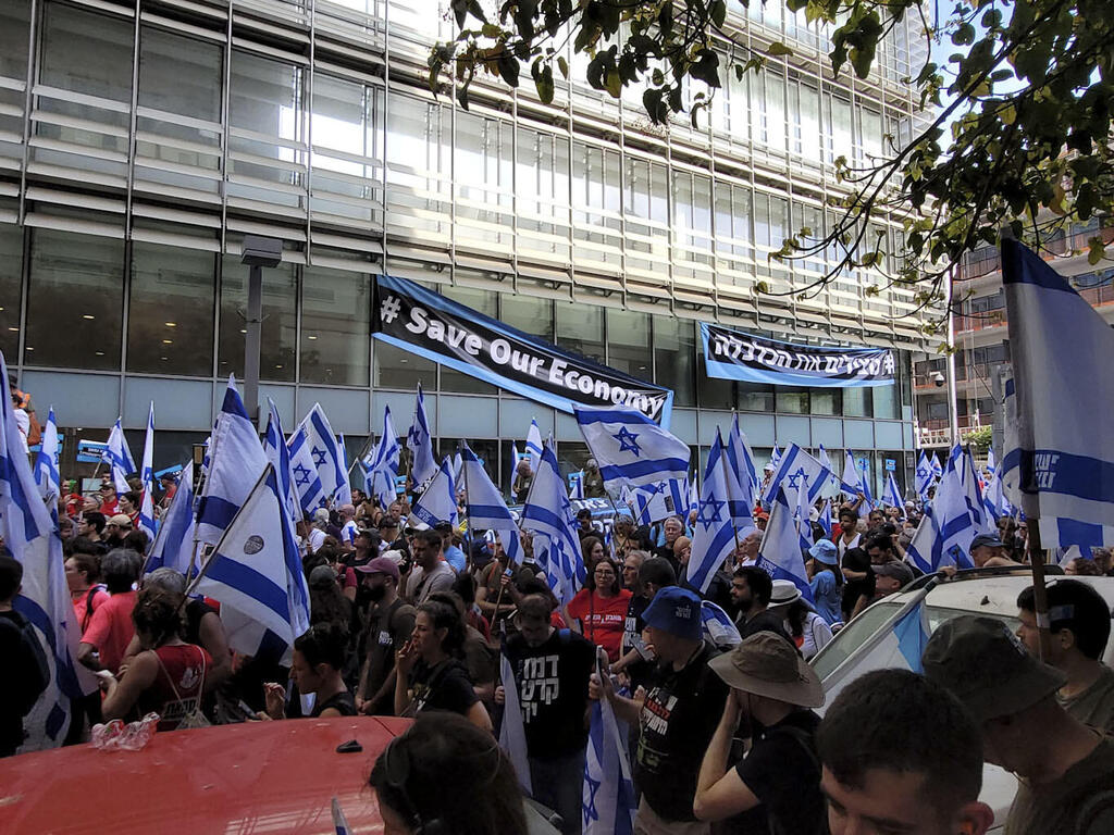 מפגינים ב בורסה בתל אביב נגד ההפיכה המשטרית יום השיבוש 18.7