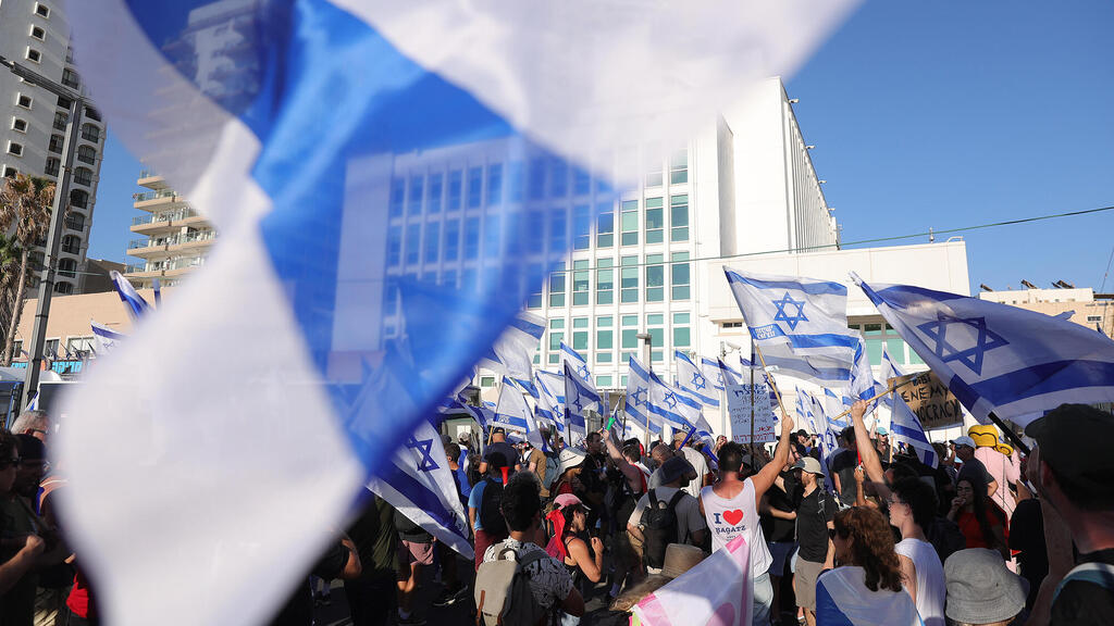 הפגנה נגד המהפכה המשפטית מפגינים מול שגרירות ארה"ב בתל אביב