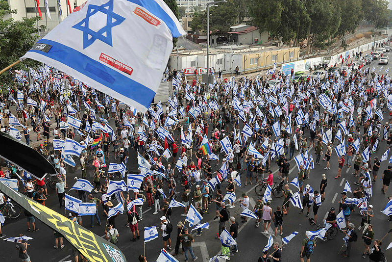 מפגינים בתל אביב נגד ההפיכה המשטרית יום השיבוש 18.7
