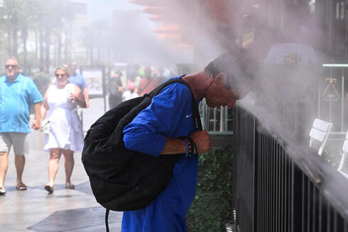 אדם מתרענן בגל חום בנבאדה, ארה"ב, צילום: REUTERS/Bridget Bennett