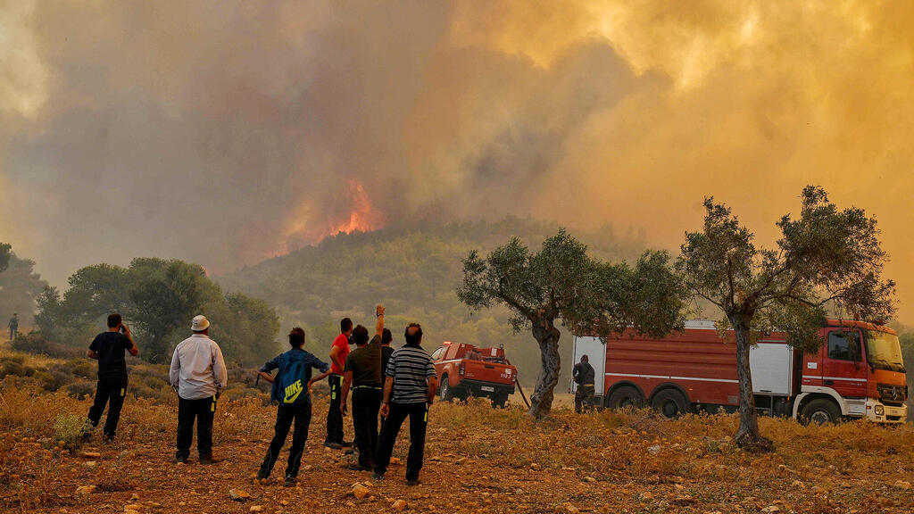 פוטו גל חום שריפה ליד אתונה יוון