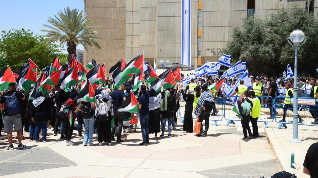 הפגנה של סטודנטים באוניברסיטת בן גוריון מניפים דגלי פלסטין 23.5.23