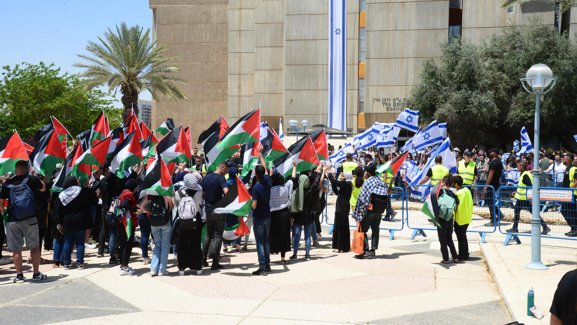 הפגנה של סטודנטים באוניברסיטת בן גוריון מניפים דגלי פלסטין 23.5.23