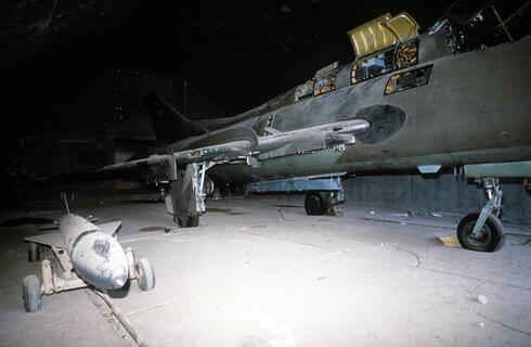 סוחוי 22 עיראקי ולצידו טיל נגד קורנים KH58. החלק הבהיר בפריים? אבק, צילום:USAF