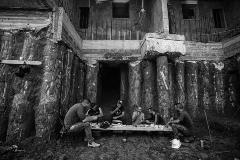 ארוחת בוקר בחניון התת קרקעי, מתחת ליסודות הבניין, צילום: אסף פרידמן