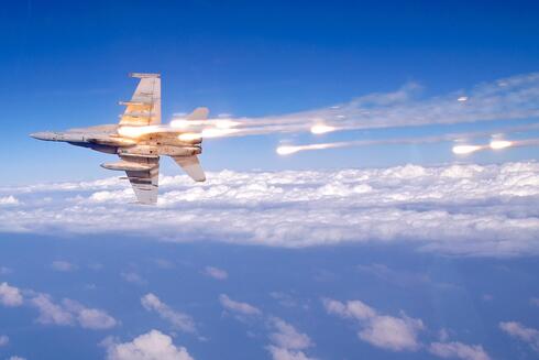 מטוס F18 משגר נורי הטעיה, לחמיקה מטילים, צילום: USN