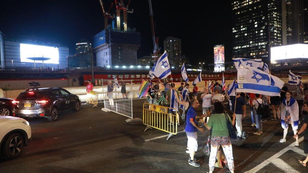 איילון כביש כבישים כבישי נתיב נתיבי איילון תל אביב הפגנה הפגנת מחאה מחאת מפגינים מפגינות מוחים מוחות 