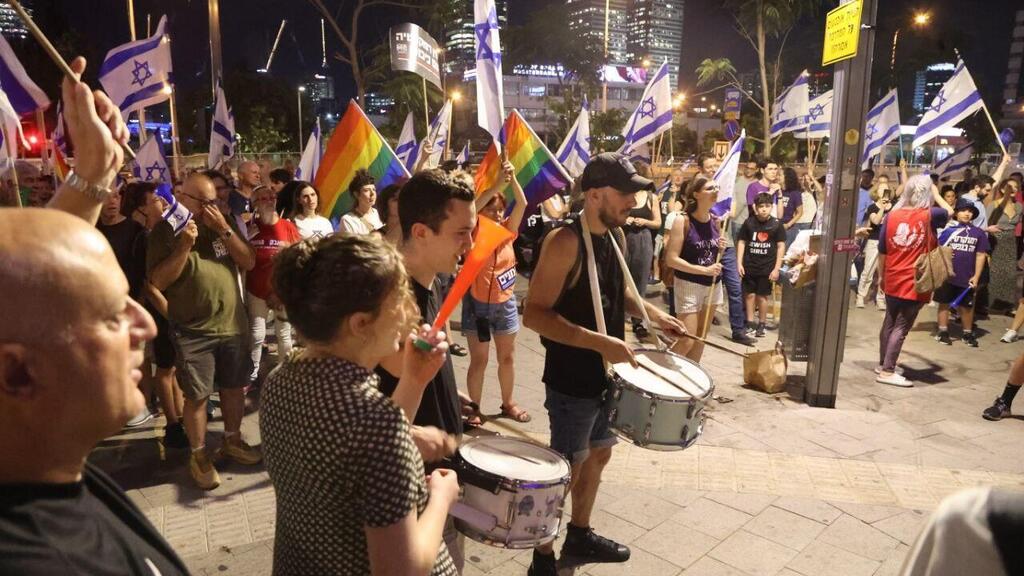 תל אביב צעדה צועדים צועדות הפגנה הפגנת מחאה מחאת מפגינים מפגינות מוחים מוחות מהפכה משפטית דגלים דגלי 