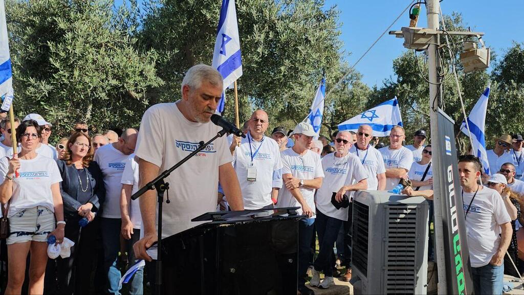 דב קוטלר מנכ"ל בנק הפועלים באוהל המחאה של פורום העסקים בירושלים הפיכה משטרית