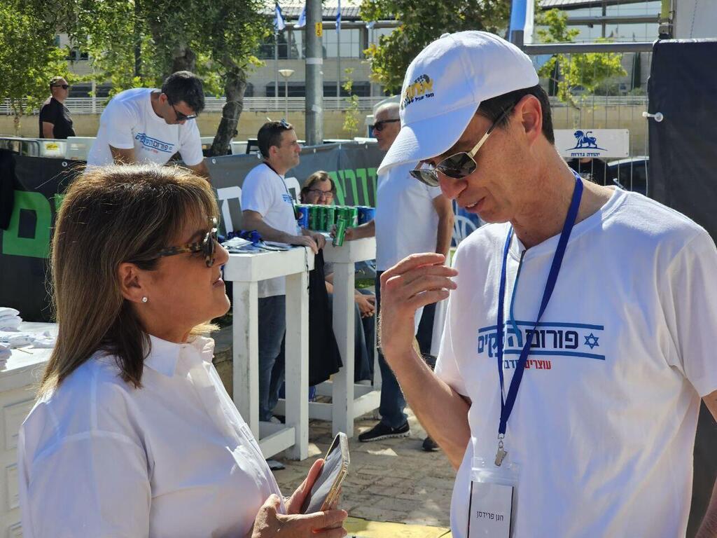 מנכ"ל בנק לאומי חנן פרידמן ו ליאורה עופר יו"ר מליסרון באוהל המחאה של פורום העסקים בירושלים הפיכה משטרית