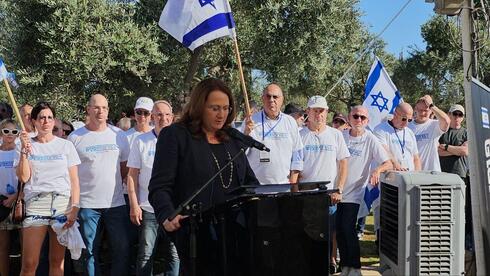 דנה עזריאלי באוהל המחאה של פורום העסקים בירושלים, עמיר קורץ