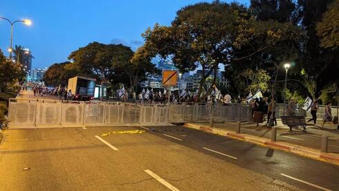 המחסומים שהמשטרה הציבה כדי למנוע ירידה לאיילון, צילום: ynet