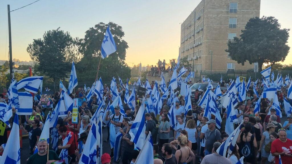אלפי מפגינים ליד הכנסת בירושלים, הערב