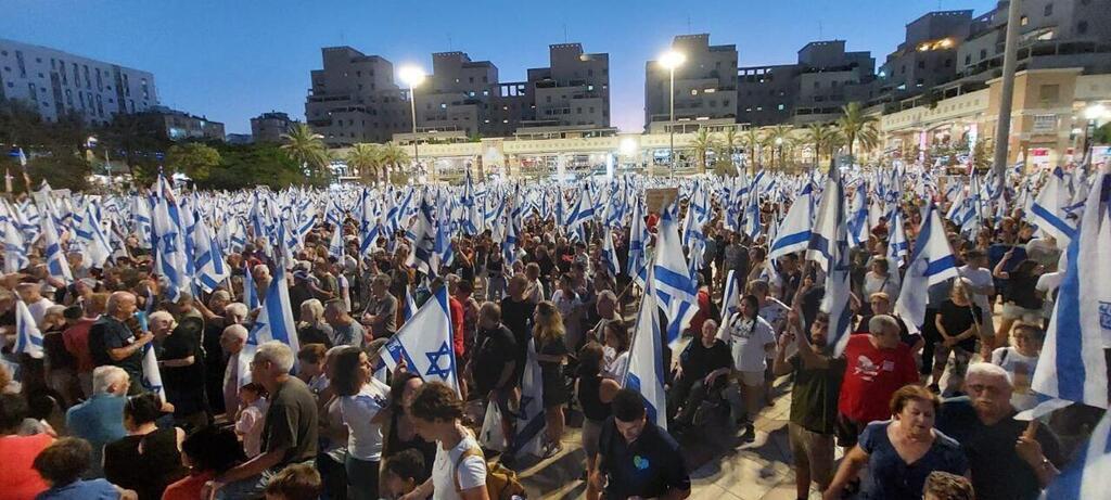 המחאה נגד ההפיכה המשטרית בכפר סבא, הערב