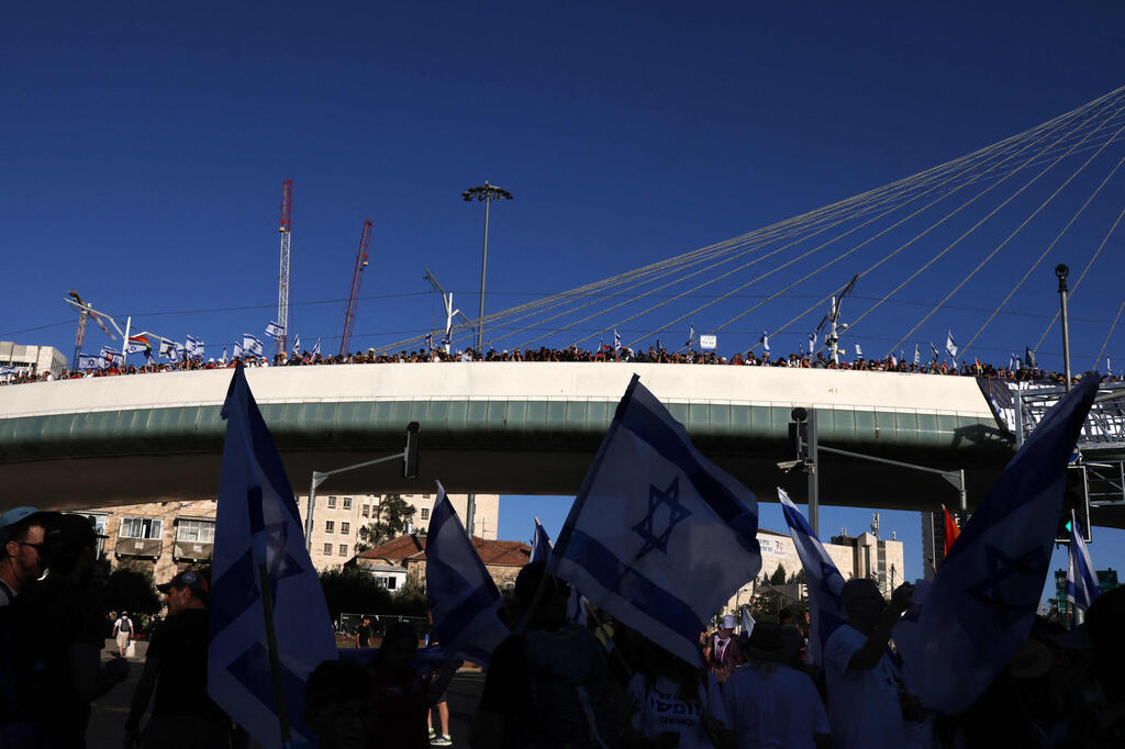 מפגינים צעדה לירושלים נגד ההפיכה המשפטית גשר המיתרים