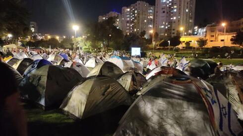 האוהלים בגן סאקר, הלילה, צילום: שלמה טייטלבאום
