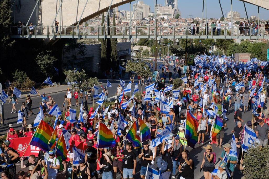 המפגינים שצועדים ברחובות ירושלים בדרך לכנסת
