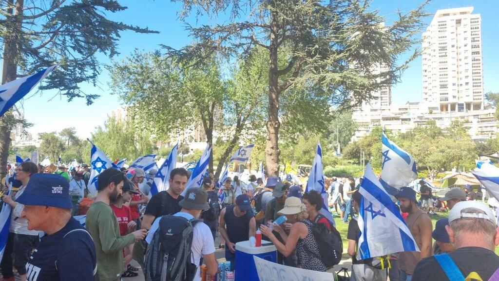 המפגינים שהתאספו בגן סאקר לקראת הקפת הכנסת