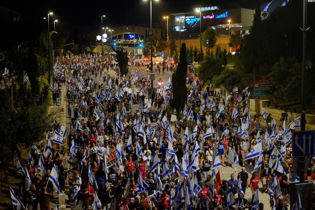 המפגינים צועדים לאחר סיום ההפגנה בירושלים