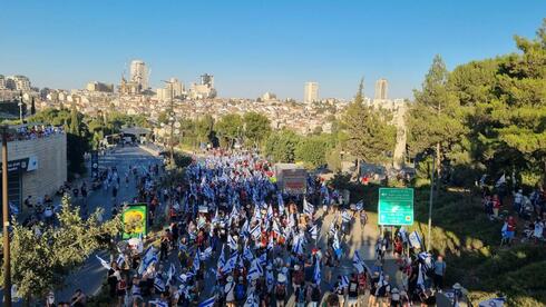 המפגינים מקיפים את הכנסת, הערב, צילום: שקד גרין
