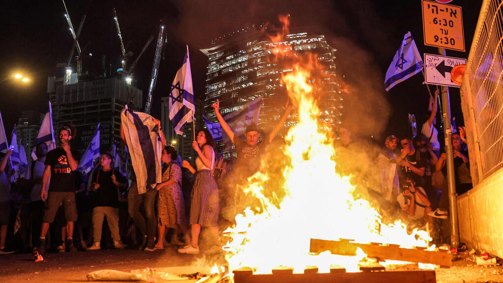 תל אביב קפלן הפגנה הפגנת מחאה מחאת מפגינים מפגינות מוחים מוחות מהפכה משפטית דגלים דגלי ישראל 
