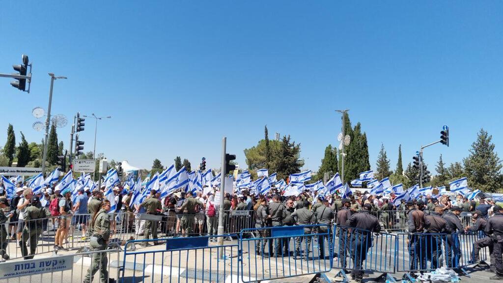מפגינים בצומת קפלן-רופין ליד הכנסת הפיכה משטרית 24.7