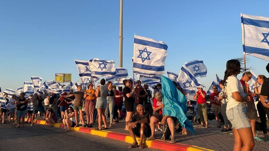 עין יהב הפגנה הפגנת מחאה מחאת מפגינים מפגינות מוחים מוחות מהפכה משפטית דגלים דגלי ישראל 