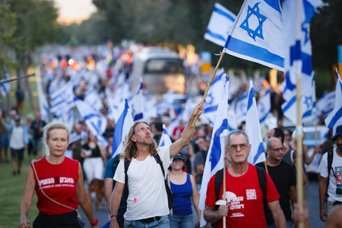 מפגינים בירושלים, היום, צילום: אלכס קולומויסקי