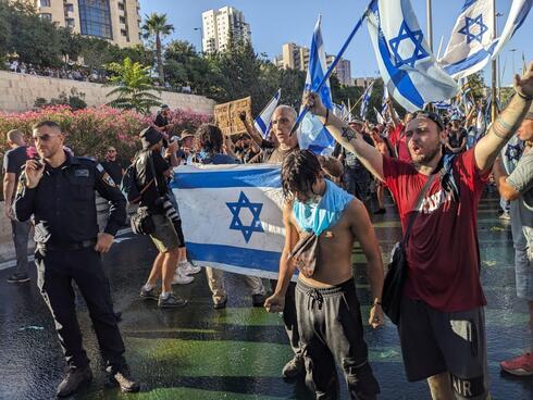 המחאה בדרך בגין בירושלים,  יובל שדה