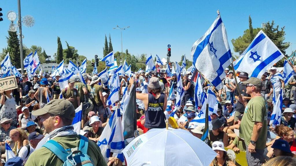 מפגינים בצומת קפלן-רופין ליד הכנסת הפיכה משטרית 24.7