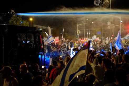 מכת"זית מופעלת על מפגינים ליד בית המשפט העליון בירושלים, צילום: עופר צור