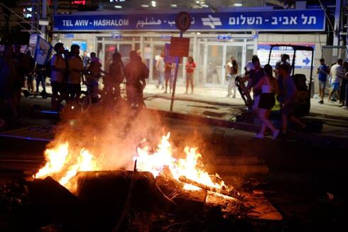 אש מול תחנת רכבת השלום בתל אביב, צילום: עופר צור