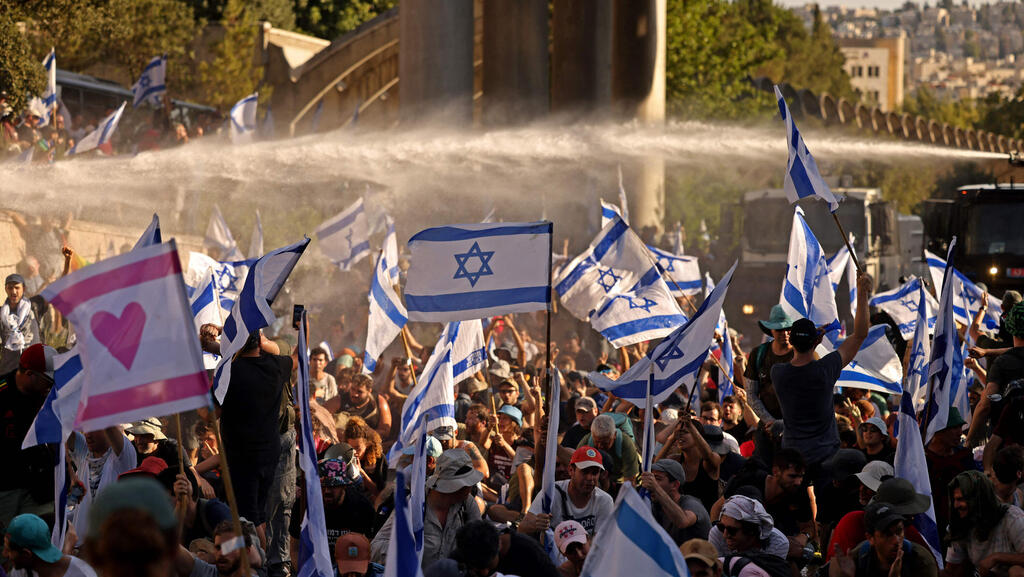 בעולם הערבי שואלים: האם ישראל בדרך להתמוטטות?