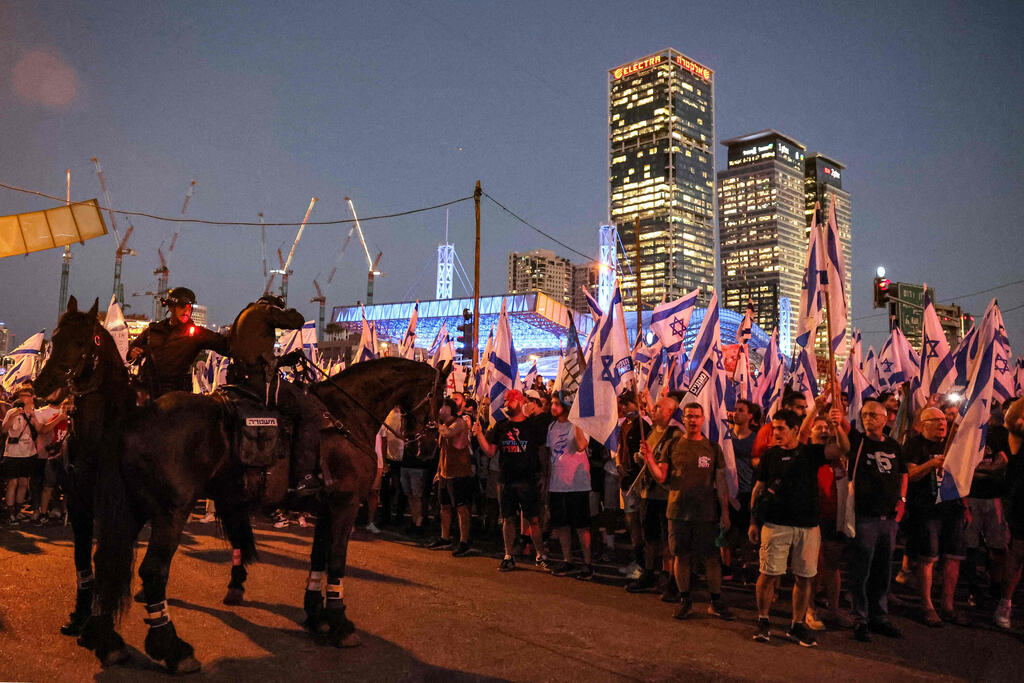 תל אביב קפלן הפגנה הפגנת מחאה מחאת מפגינים מפגינות מוחים מוחות מהפכה משפטית דגלים דגלי ישראל 