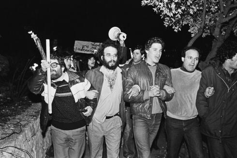 אמיל גרינצווייג בהפגנת “שלום עכשיו” לפני שנרצח. ורדי כהנא, 1983,  צילום: ורדי כהנא